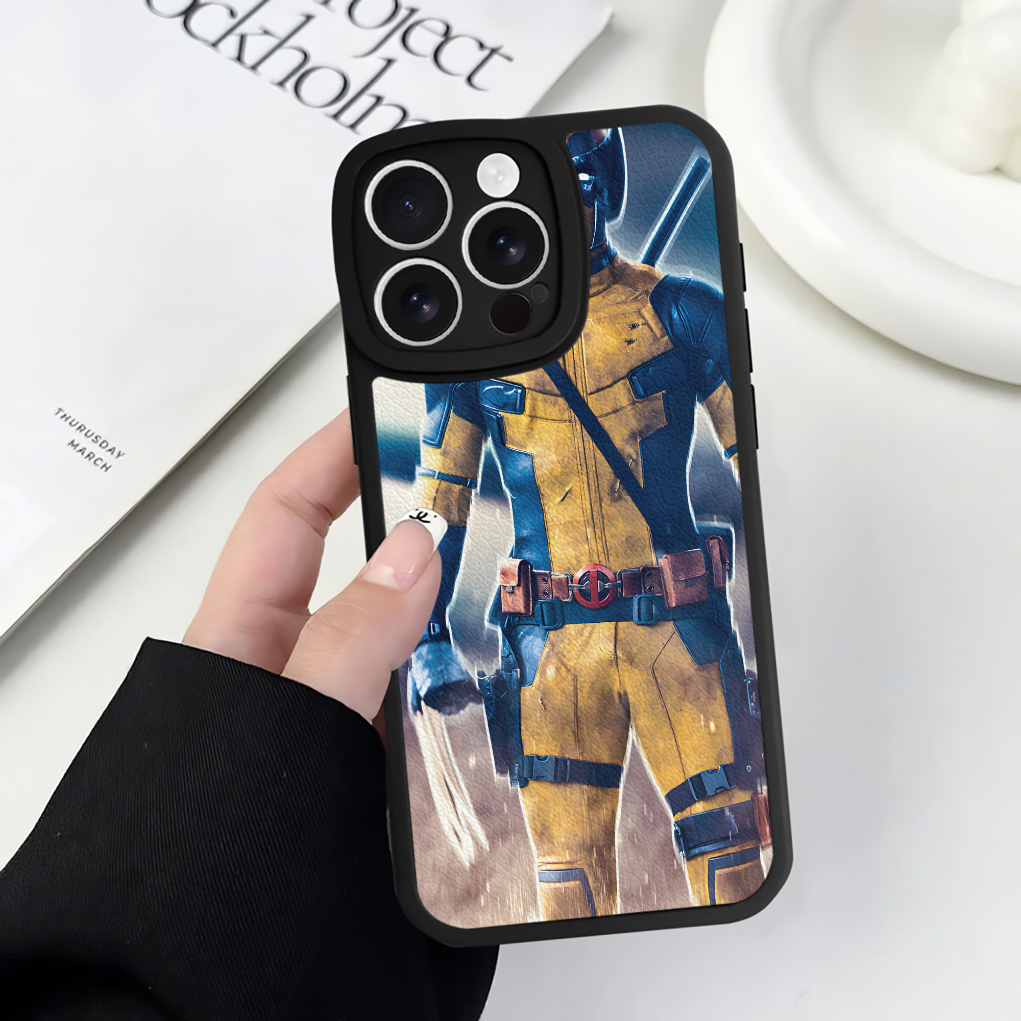 （画像用） アベンジャーズ The Avengers 【iPhone 16シリーズ対応】シリコンスマホケース（レザー調） 材質：シリコン